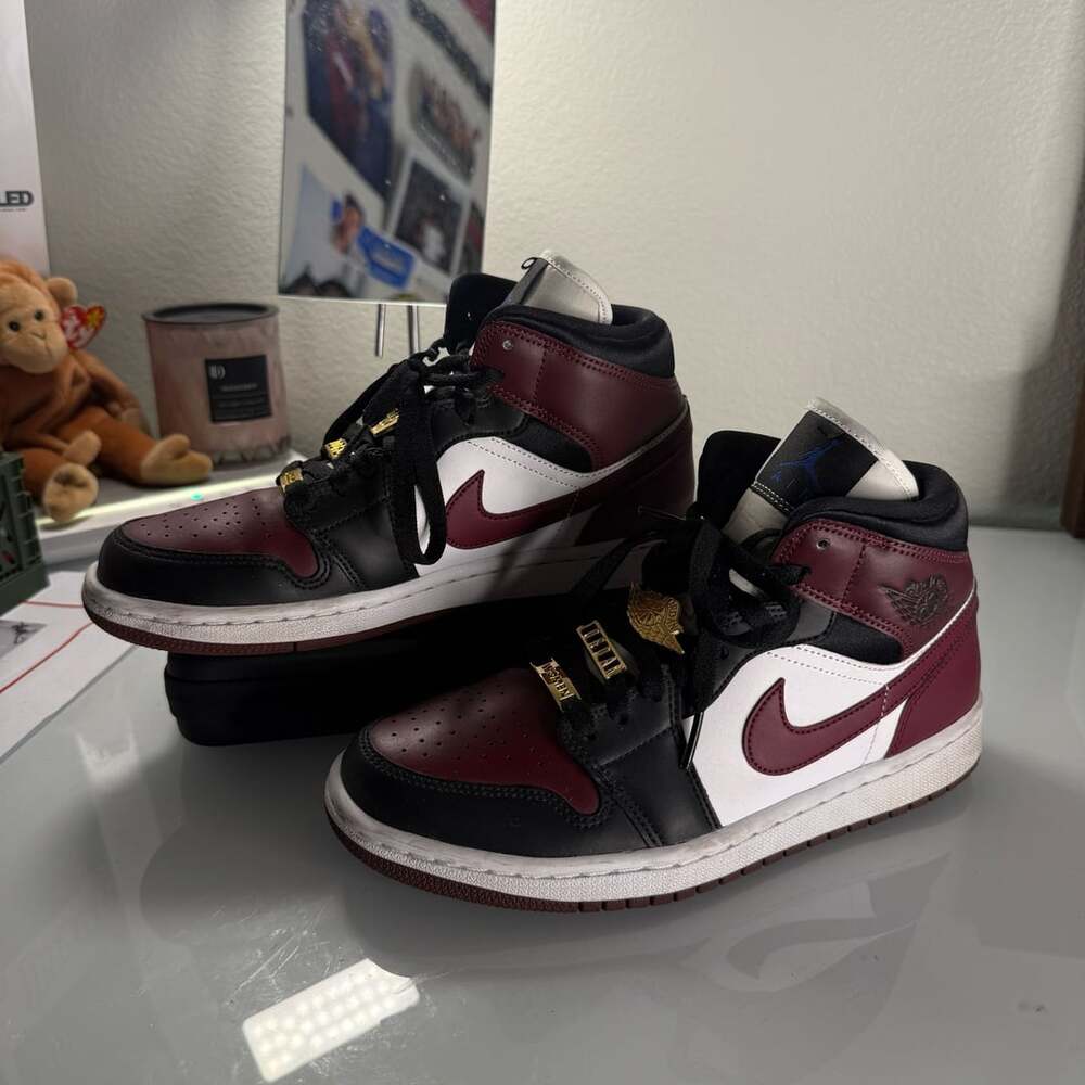 Air Jordan 1 Mid SE Gold Pendants Dark Beetroot Sneakers
